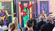 „Seid ihr bereit für Rock‘n‘Roll?“ Von links: Jan, Atze und Eric sind „die Band mit Witz“. Britta Schnake „Seid ihr bereit für Rock‘n‘Roll?“ Von links: Jan, Atze und Eric sind „die Band mit Witz“. Britta Schnake