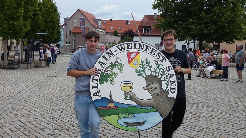 Mit einem kleinen Festzug wird die große Party eröffnet.