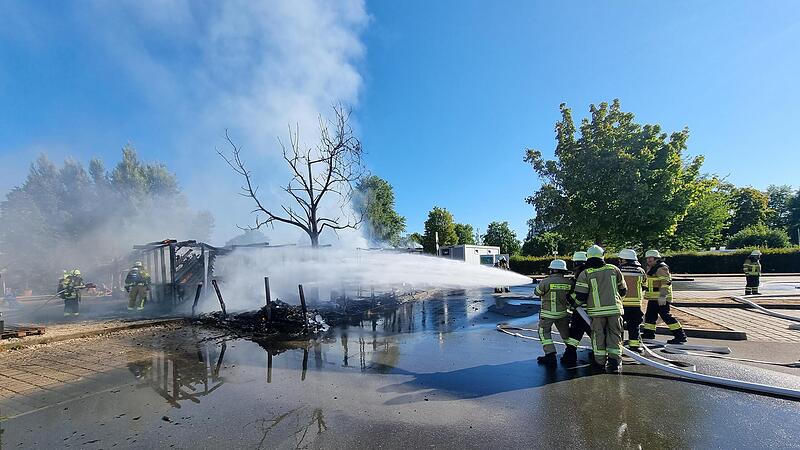 Obwohl die Feuerwehr schnell eingriff, wurde der Imbiss komplett zerstört.