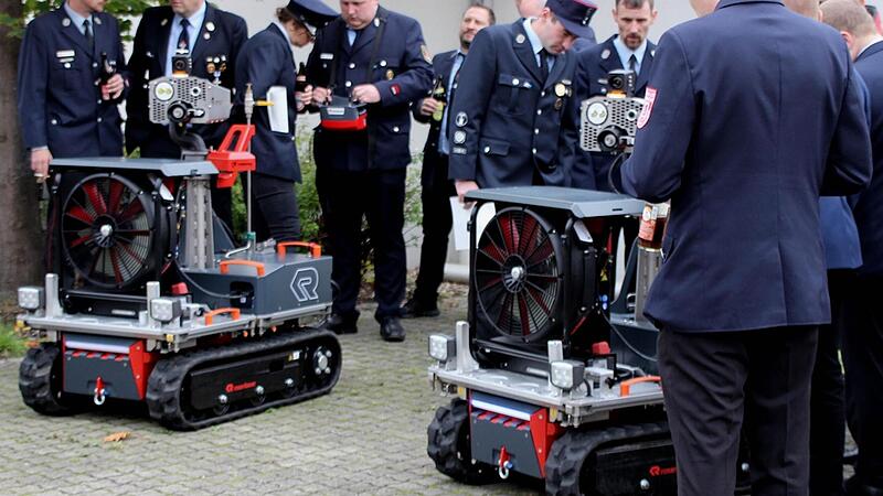Feuerwehrleute begutachten in Baiersdorf die neuen Löschroboter. Feuerwehrleute begutachten in Baiersdorf die neuen Löschroboter.