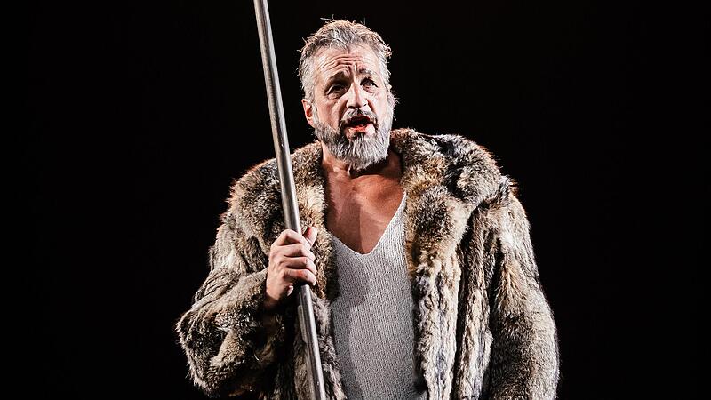 Michael Lion in „Das Rheingold“ in der Inszenierung von Alexander Müller-Elmau am Landestheater Coburg. Michael Lion in „Das Rheingold“ in der Inszenierung von Alexander Müller-Elmau am Landestheater Coburg.