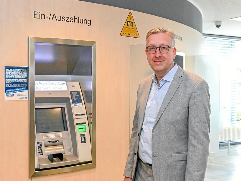 Die Sicherheitstechnik rund um Geldautomaten ist teuer, das treibt die Kosten nach oben und macht die Ger&auml;te f&uuml;r Banken immer unwirtschaftlicher, sagt Vorstandsvorsitzender Markus Merz von der VR-Bank Main-Rh&ouml;n in Bad Neustadt.