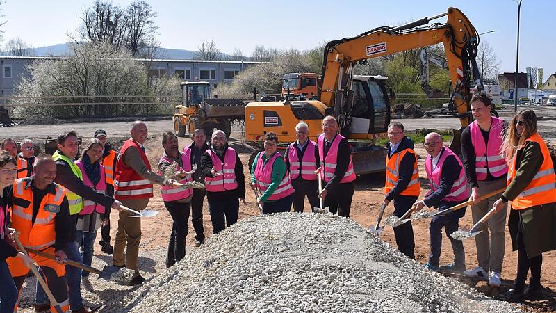 Mit dem gemeinsamen Spatenstich wurde die Baustelle offiziell eröffnet. Mit dem gemeinsamen Spatenstich wurde die Baustelle offiziell eröffnet.