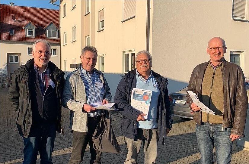 Walter Becker, Robert Beetz, Karl Weißenberger und Bürgermeister Stefan Paulus (von links) begaben sich mit Infomaterial auf Hausbesuch und klärten über die Corona-Impfung auf.