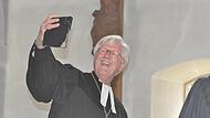 Per App will Landesbischof Heinrich Bedford-Strohm die Christen vernetzen. Dass er selbst keine Scheu vor Technik und neuen Medien hat, bewies er vor kurzem in Ermershausen. Per App will Landesbischof Heinrich Bedford-Strohm die Christen vernetzen. Dass er selbst keine Scheu vor Technik und neuen Medien hat, bewies er vor kurzem in Ermershausen.