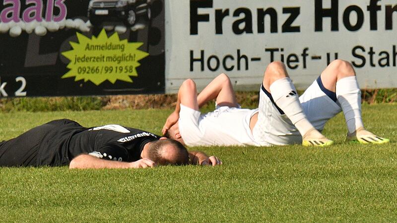 Wer muss am Saisonende aus der Bezirksliga West absteigen? Den FC Burgkunstadt (schwarzes Trikot) und den FC Mitwitz könnte es erwischen.