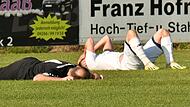 Wer muss am Saisonende aus der Bezirksliga West absteigen? Den FC Burgkunstadt (schwarzes Trikot) und den FC Mitwitz könnte es erwischen.