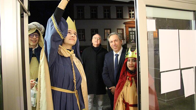 Den Segen der Kirche brachten die Sternsinger Luca Auinger, Valentina Sailer und Franziska Sailer auch in die Dienststelle des Landratsamtes in Höchstadt. Landrat Alexander Tritthart und Pfarrer Kilian Kemmer zollten den jungen Leuten Respekt.