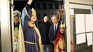 Den Segen der Kirche brachten die Sternsinger Luca Auinger, Valentina Sailer und Franziska Sailer auch in die Dienststelle des Landratsamtes in Höchstadt. Landrat Alexander Tritthart und Pfarrer Kilian Kemmer zollten den jungen Leuten Respekt.