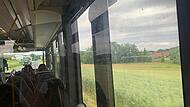 Über Felder und Wälder geht die Busfahrt.