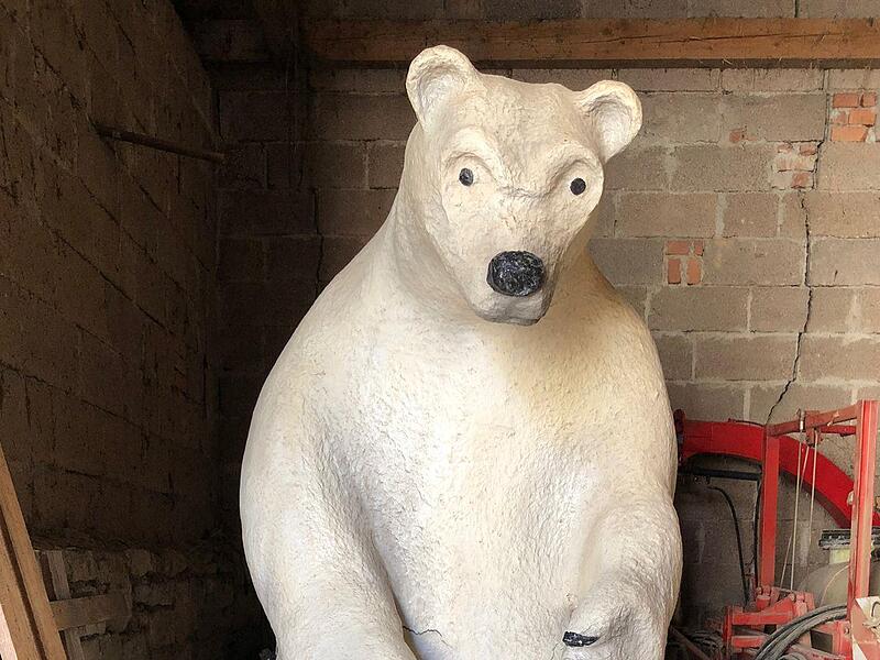 Noch wartet die drei Meter gro&szlig;e Eisb&auml;r-Figur in einer Scheune auf ihren Auftritt bei der Eisb&auml;rparty an Fasching in Euerbach.