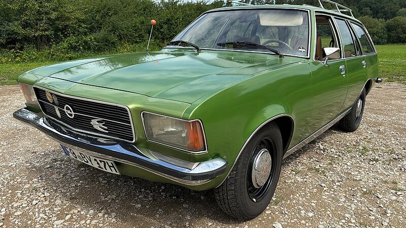 Kaum ein Auto in Forchheim ist so ein Hingucker wie dieser grüne Kombi des Typs Opel Rekord.