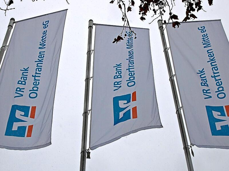 Die Fahnen der VR-Bank Oberfranken Mitte flattern im Wind. Jochen Nützel Die Fahnen der VR-Bank Oberfranken Mitte flattern im Wind. Jochen Nützel