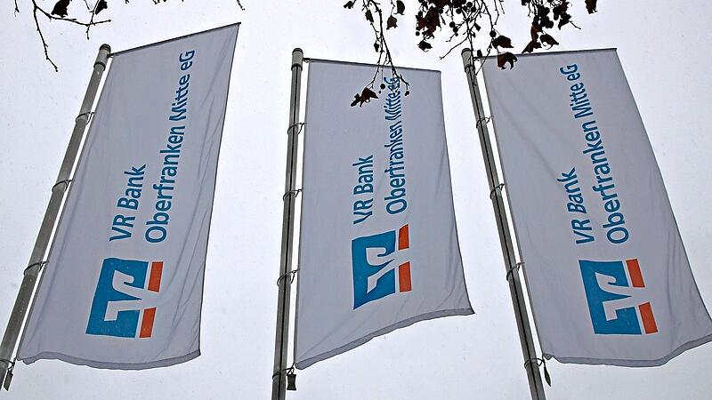 Die Fahnen der VR-Bank Oberfranken Mitte flattern im Wind. Jochen Nützel Die Fahnen der VR-Bank Oberfranken Mitte flattern im Wind. Jochen Nützel