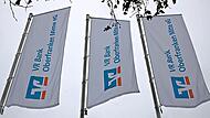 Die Fahnen der VR-Bank Oberfranken Mitte flattern im Wind. Jochen Nützel Die Fahnen der VR-Bank Oberfranken Mitte flattern im Wind. Jochen Nützel