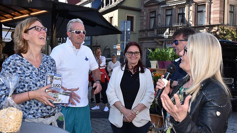 Versteigerung von Pasta und Blumen für die Opfer der Überflutung in Lugo. Im Bild (von links): Anja Buchdrucker, Alexander Meile, Anka Lekaj, Klaus-Werner Knorr und Karin Klinitzky