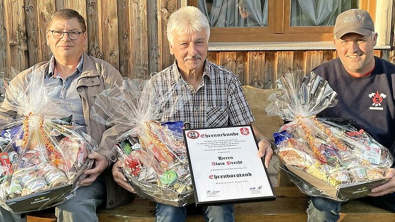 Michael Dürr, der neue Ehrenvorsitzende Alois Precht und Thilo Huppmann (von links) wurden feierlich aus dem Vorstand verabschiedet. Mit Präsenten wurde ihnen für ihren langjährigen Einsatz gedankt. Michael Dürr, der neue Ehrenvorsitzende Alois Precht und Thilo Huppmann (von links) wurden feierlich aus dem Vorstand verabschiedet. Mit Präsenten wurde ihnen für ihren langjährigen Einsatz gedankt.