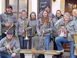 Nach dem Hahnenschlag stellten sich die Musiker vor dem Landgasthof Hummel zu einem Erinnerungsfoto auf. Kirchweihkönigin Lisa Kropp (5. von links stehend) konnte den Hahn aus heimischer Zucht aus der Hand der Vorsitzenden Dagmar Sommer (2. von re...