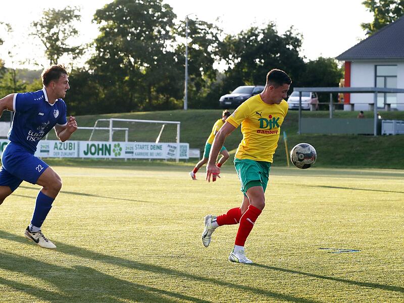 Torschütze Fabian Trunk nimmt den Ball an.