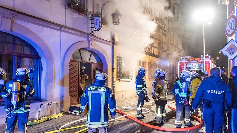 Die Einsatzkräfte der Bamberger Feuerwehren konnten den Brand im Schankraum der Gaststätte „Zapfhahn“ relativ schnell löschen. Nichtsdestotrotz ist es ein schwerer Schlag in einer schweren Zeit für die Betreiber. Die Einsatzkräfte der Bamberger Feuerwehren konnten den Brand im Schankraum der Gaststätte „Zapfhahn“ relativ schnell löschen. Nichtsdestotrotz ist es ein schwerer Schlag in einer schweren Zeit für die Betreiber.