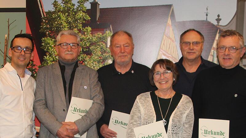 Bürgermeister René Gerner und OGV-Vorsitzender Jürgen Kippes (von links) sowie Kreisfachberater Dieter Büttner (rechts) gratulierten den Mitgliedern, die seit 40 und 25 Jahren dem OGV angehören: (von links) Peter Hart, Lothar Franz, Hedwig Kippes,...