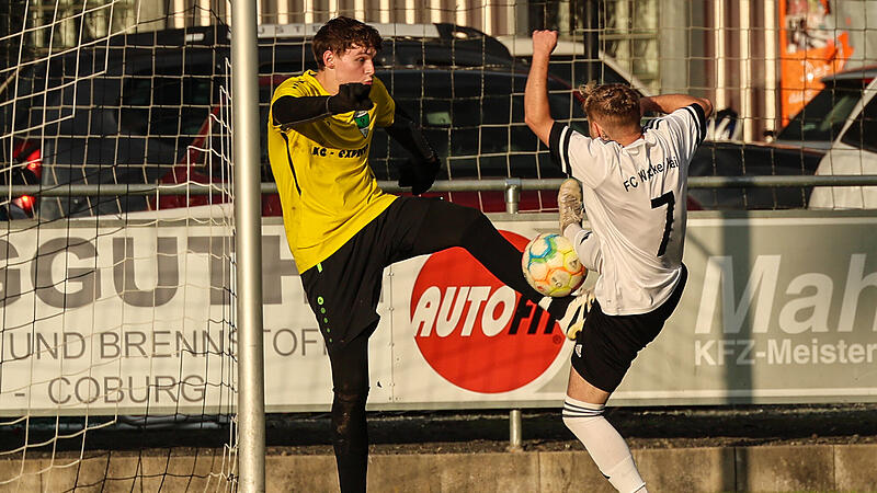 Der Stockheimer Keeper Benjamin Rank muss mit dem Fu&szlig; vor dem Haiger Max Dotzauer abwehren, da er den Ball als R&uuml;ckpass nicht aufnehmen darf.
