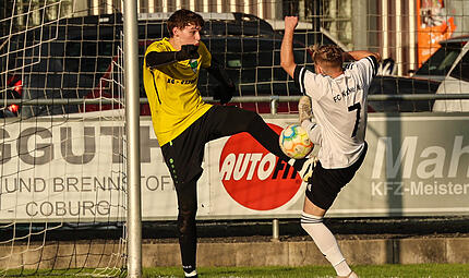Der Stockheimer Keeper Benjamin Rank muss mit dem Fu&szlig; vor dem Haiger Max Dotzauer abwehren, da er den Ball als R&uuml;ckpass nicht aufnehmen darf.