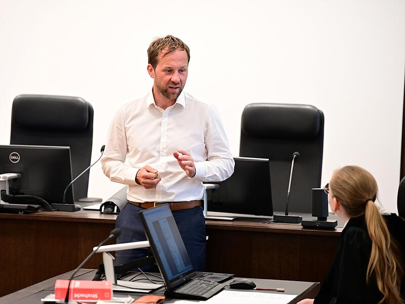 Rechtsanwalt Martin Gelbricht aus N&uuml;rnberg vor Prozessbeginn im Gespr&auml;ch mit Staatsanw&auml;ltin Marlene Knauerhase.