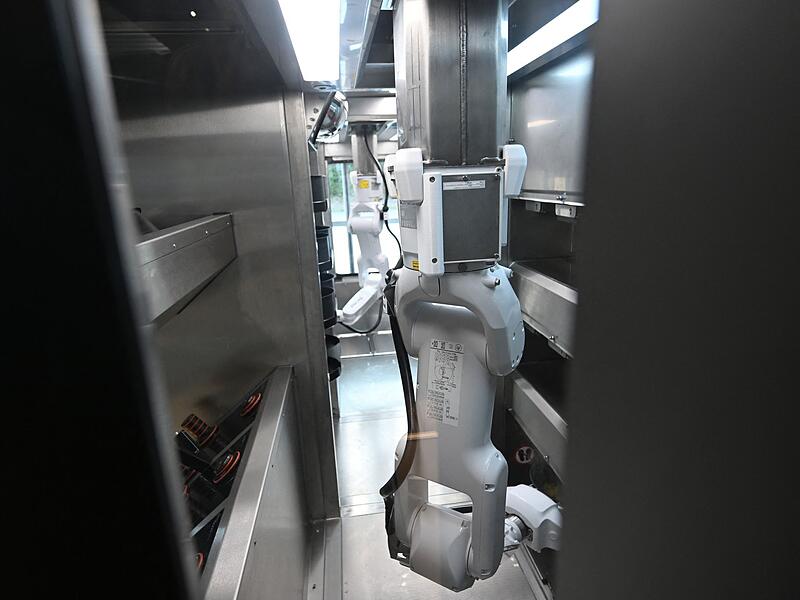 Vorf&uuml;hrung eines Kochroboters an einer M&uuml;nchner Tankstelle
