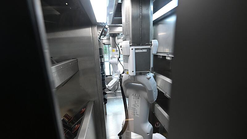Vorführung eines Kochroboters an einer Münchner Tankstelle Vorführung eines Kochroboters an einer Münchner Tankstelle