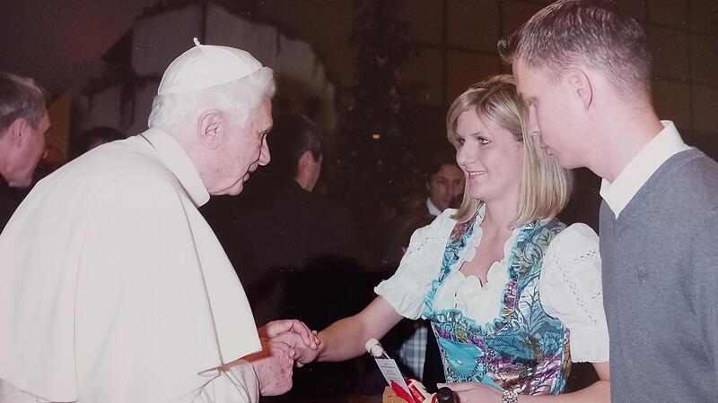 Michaela und Matthias Zei&szlig;ner (r.) treffen im Dezember 2010 Papst Benedikt XVI bei einer Audienz in Rom.Forchheim & Fr&auml;nkische Schweiz