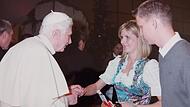 Michaela und Matthias Zeißner (r.) treffen im Dezember 2010 Papst Benedikt XVI bei einer Audienz in Rom.Forchheim & Fränkische Schweiz