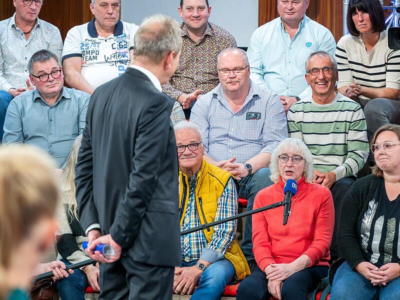 Marion Both hat das "Parteiengeplänkel" satt, und Katja Härter (rechts daneben) möchte endlich mal wieder mit Zuversicht in die Zukunft blicken können. Marion Both hat das "Parteiengeplänkel" satt, und Katja Härter (rechts daneben) möchte endlich mal wieder mit Zuversicht in die Zukunft blicken können.