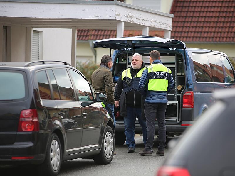 Familiendrama in Mittelfranken: Junge (17) tötet Schwester (14) und verletzt Mutter (41) schwer - Zeugen hörten Schreie und verständigten die Polizei - Tatverdächtiger bei Fahndungsmaßnahmen in Tatortnähe festgenommen - Umfangreiche Spurensicherungsmaßnahmen - Blutspuren am Fensterrahmen und zum Nachbarhaus führend - Hintergründe des Verbrechens noch unklar - Ermittlungsrichter soll am Samstag über Haftfrage entscheidenFamiliendrama in Weisendorf: Bilder zeigen die Ermittler vor Ort
