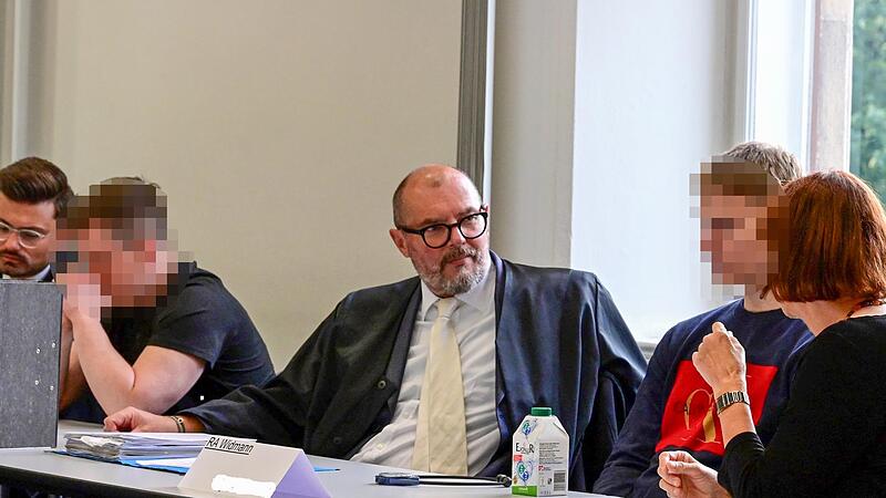 Am Landgericht Bamberg (von links): Rechtsanwalt Fabian Pflefka, ein Angeklagter, Rechtsanwalt Dieter Widmann, ein weiterer Angeklagter und die Dolmetscherin Am Landgericht Bamberg (von links): Rechtsanwalt Fabian Pflefka, ein Angeklagter, Rechtsanwalt Dieter Widmann, ein weiterer Angeklagter und die Dolmetscherin