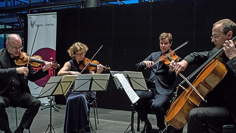 Doppeltes Jubil&auml;um: Das vor 40 Jahren gegr&uuml;ndete Mandelring Quartett gastierte beim Coburger &bdquo;Verein&ldquo; zu dessen 150-j&auml;hrigem Bestehen (von links): Sebastian Schmidt, Nanette Schmidt, Andreas Willwohl und Bernhard Schmidt.