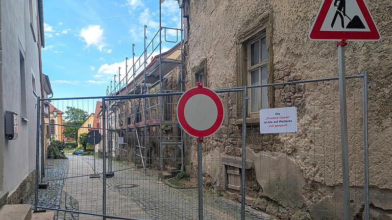 Die Finstere Gasse unterhalb des Markpaltzes ist aus Sicherheitsgründen gesperrt. Die Finstere Gasse unterhalb des Markpaltzes ist aus Sicherheitsgründen gesperrt.