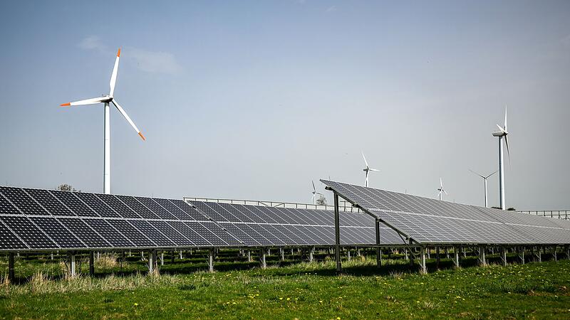 Windräder hinter Solaranlagen Windräder hinter Solaranlagen