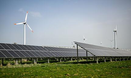 Windr&auml;der hinter Solaranlagen