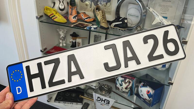 So wie dieses Muster aus dem B&uuml;ro von B&uuml;rgermeister German Hacker in Herzogenaurach k&ouml;nnte das neue HZA-Nummernschild aussehen.
