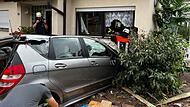 Bremse und Gas verwechselt: Auto kracht in Haus, während Bewohnerin in der Küche steht