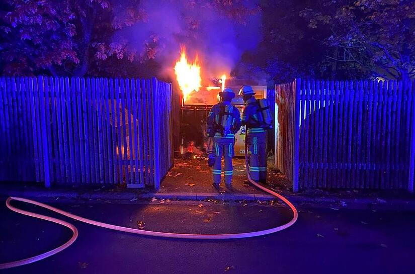 Am fr&uuml;hen Sonntagmorgen geriet aus bislang unbekannter Ursache ein Altkleidercontainer in Vollbrand.