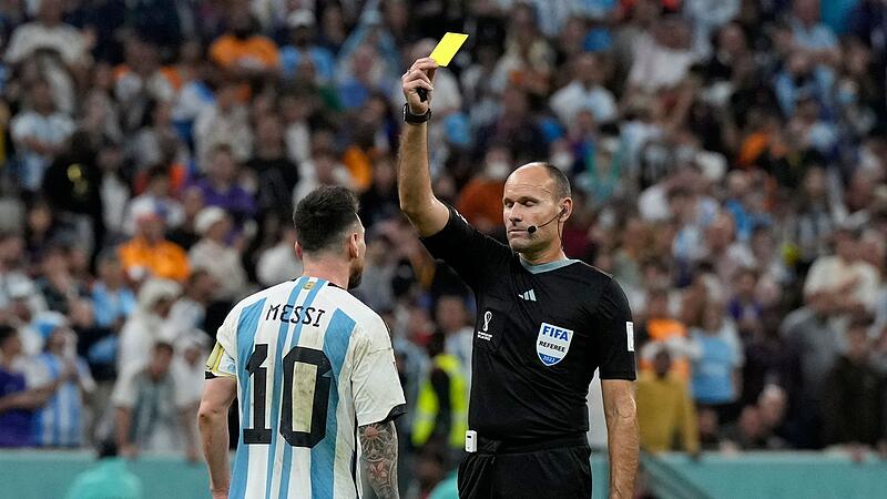 Antonio Mateu Lahoz und Lionel Messi