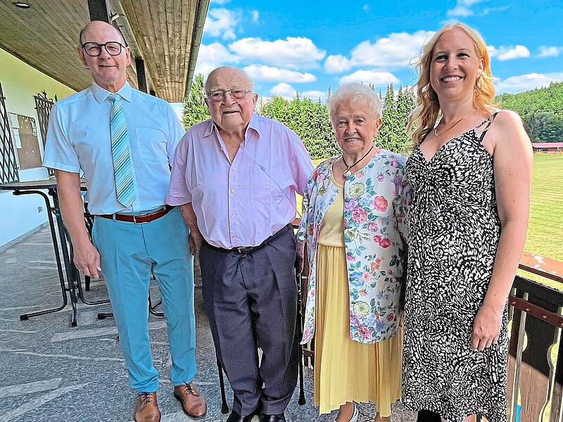Zahlreiche Gl&uuml;ckw&uuml;nsche wurden Lioba Baum zu ihrem 90. Geburtstag zuteil; hier mit stv. Landrat Thomas Stadelmann und ihrem Ehemann Alfons (von links) sowie B&uuml;rgermeisterin Eva-Maria Schmitt. G&uuml;nther Geiling