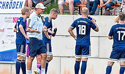 Achim Engel (im wei&szlig;en Polo) im Kreise seiner Mannschaft. Im Kreuzfeuer seiner Kritik sind aber nicht seine Spieler, sondern die Unparteiischen. Archiv/Hagen Lehmann