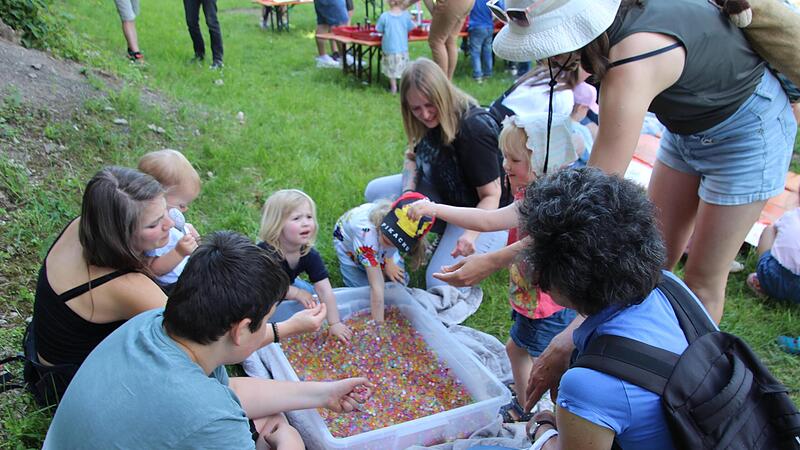 Glasperlenspiel? Mütter und Kinder diskutieren über die Verwendung der kleinen Plastikteilchen. Könnte man daraus Schmuck machen?
