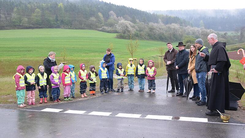 Der Kindergarten von Reichenbach lockerte die kleine Feier zur offiziellen Eineihung am Stra&szlig;enrand auf.