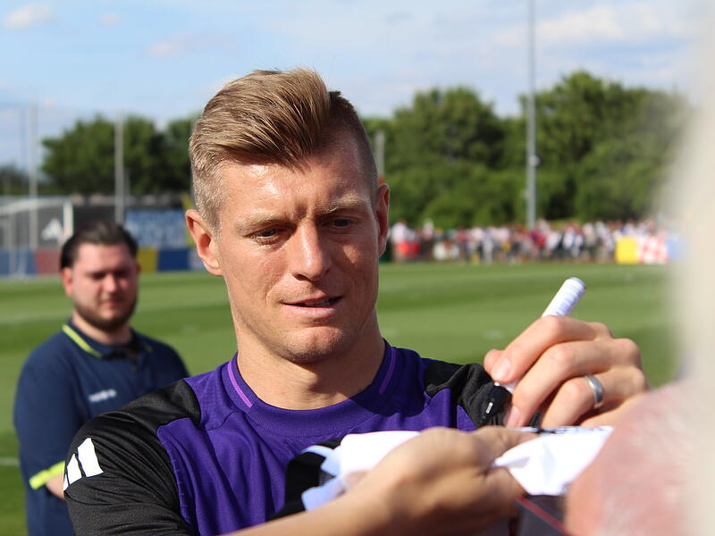 Nach der Trainingseinheit freuten sich zahlreiche Fans &uuml;ber Autogramme. Besonders begehrt waren die von Champions-League-Sieger Toni Kroos.