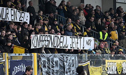 Sport Fu&szlig;ball Saison 2025 / 2026  Regionalliga Bayern  24. Spieltag  am Samstag 21.03.2026  Spielort  Bayreuth Hans-Walter-Wild-Stadion  Spielbeginn 14.00 h  SpVgg Bayreuth  gegen TSV Schwaben Augsburg   Halbzeitergebnis 1:0 Endstand 2:0 Banner Kompassmo