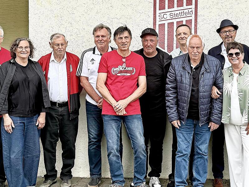 Vorsitzender Christian R&ouml;thlein (Mitte) mit den Geehrten des SC und den Gratulanten Martin Tully (links), Susanne Markowski (Zweite von links), Gottfried Bindrim (Zweiter von rechts) und B&uuml;rgermeister Udo Busch (rechts).